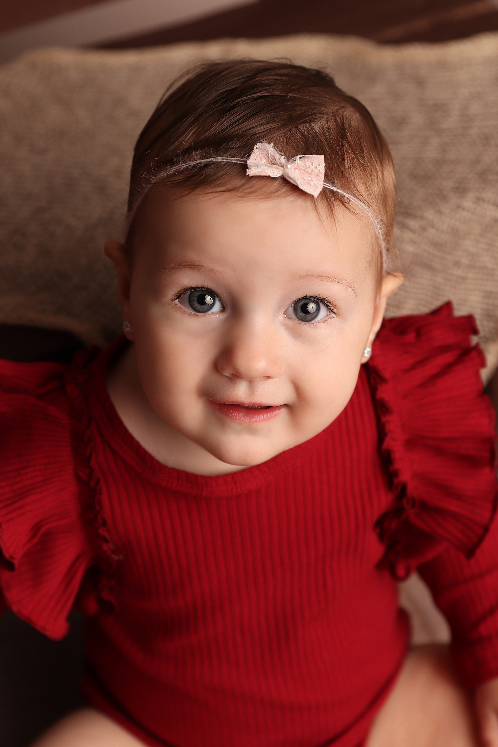 Schleife und neugierige Kinderaugen, bei Sasy Photography