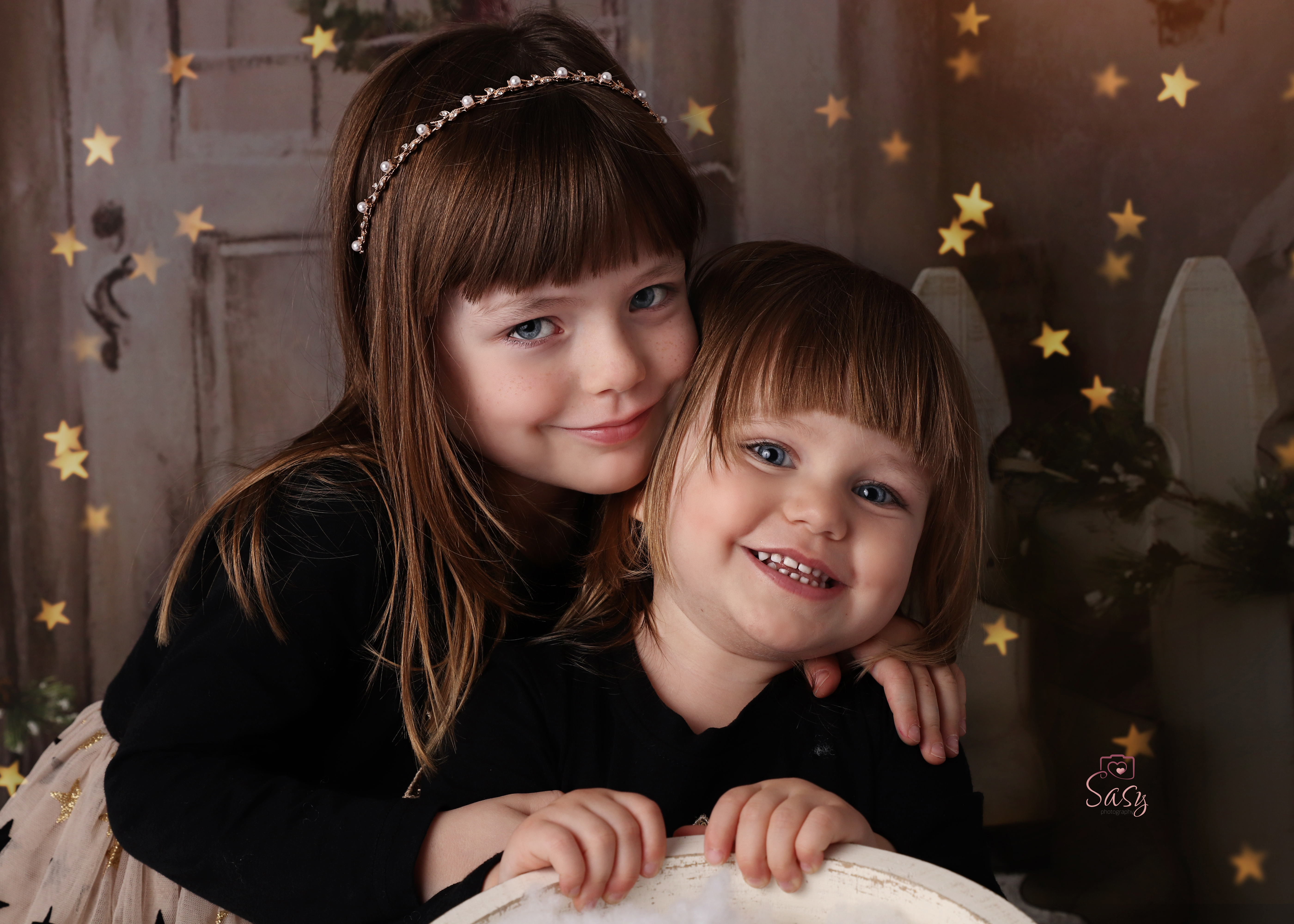 Schwestern, Kinder, Sasy Photography, Weihnachstshooting, Weihnachtsmini, Weihnachtsminis, Weihnachten Mini Shooting, Familienshooting, Familienfotograf, Sasy Photography