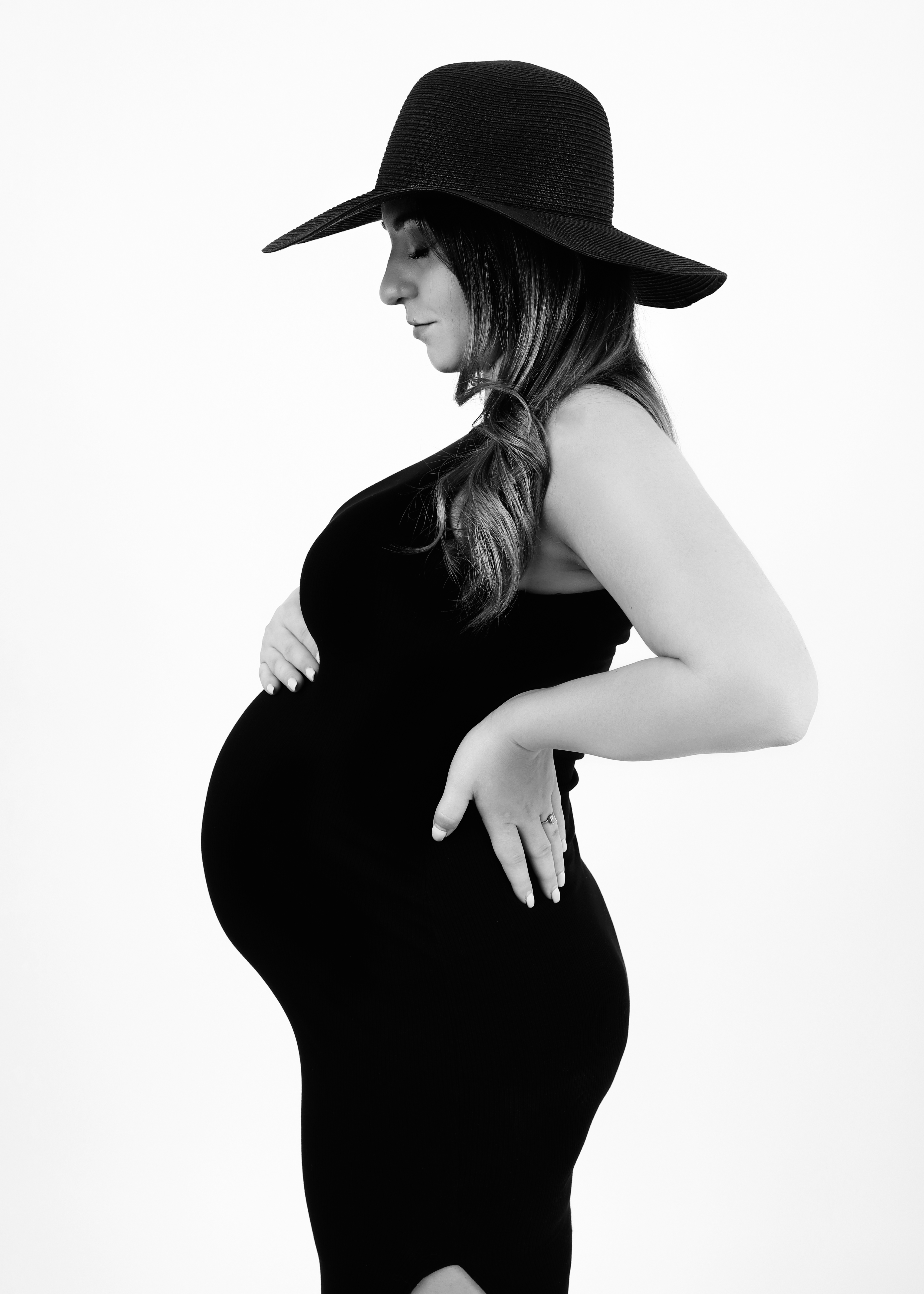 SW mit Hut - Babybauch bei Sasy Photography