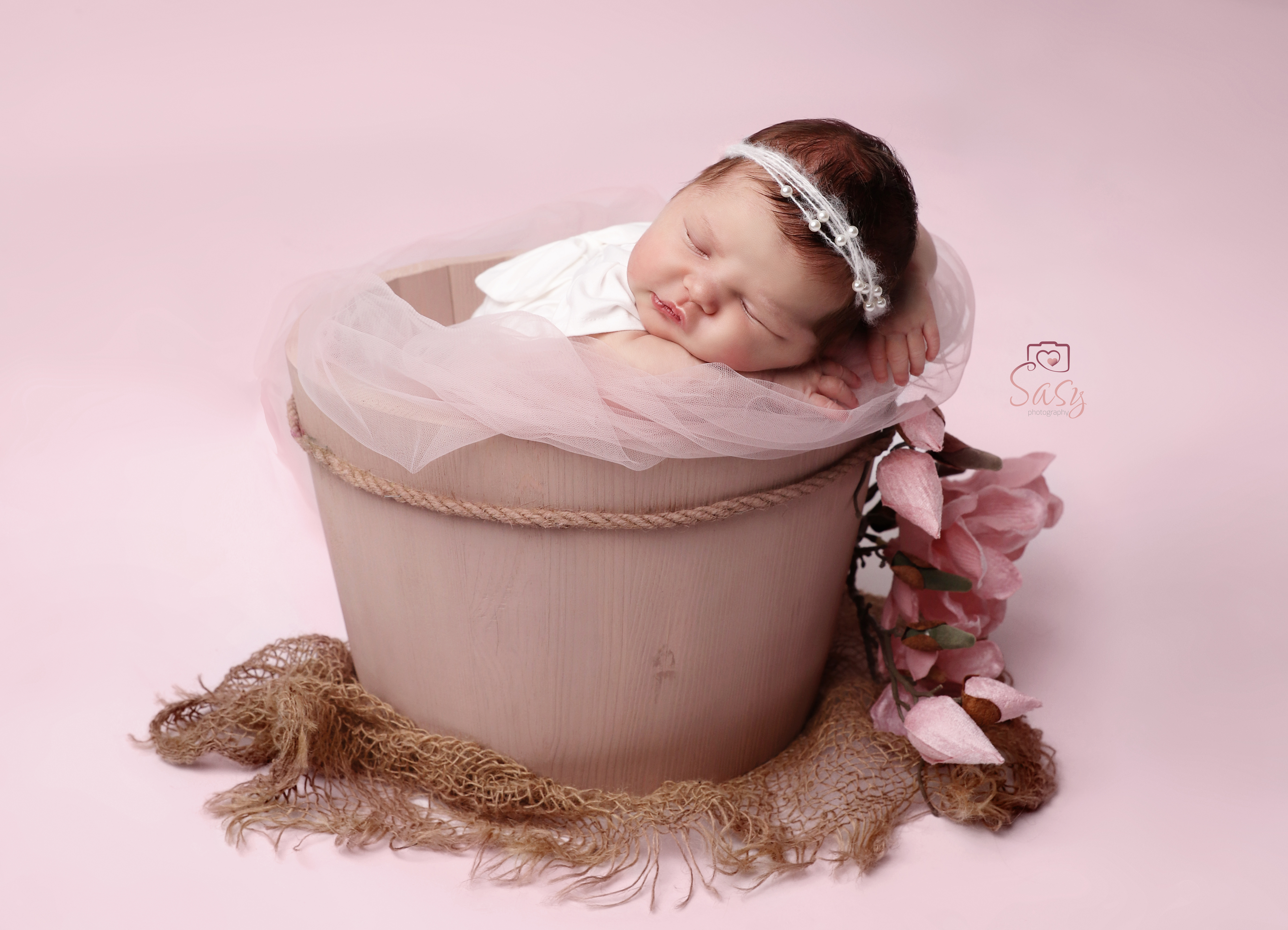 Eingepackt und doch schläfriges Baby Girl, bei Sasy Photography