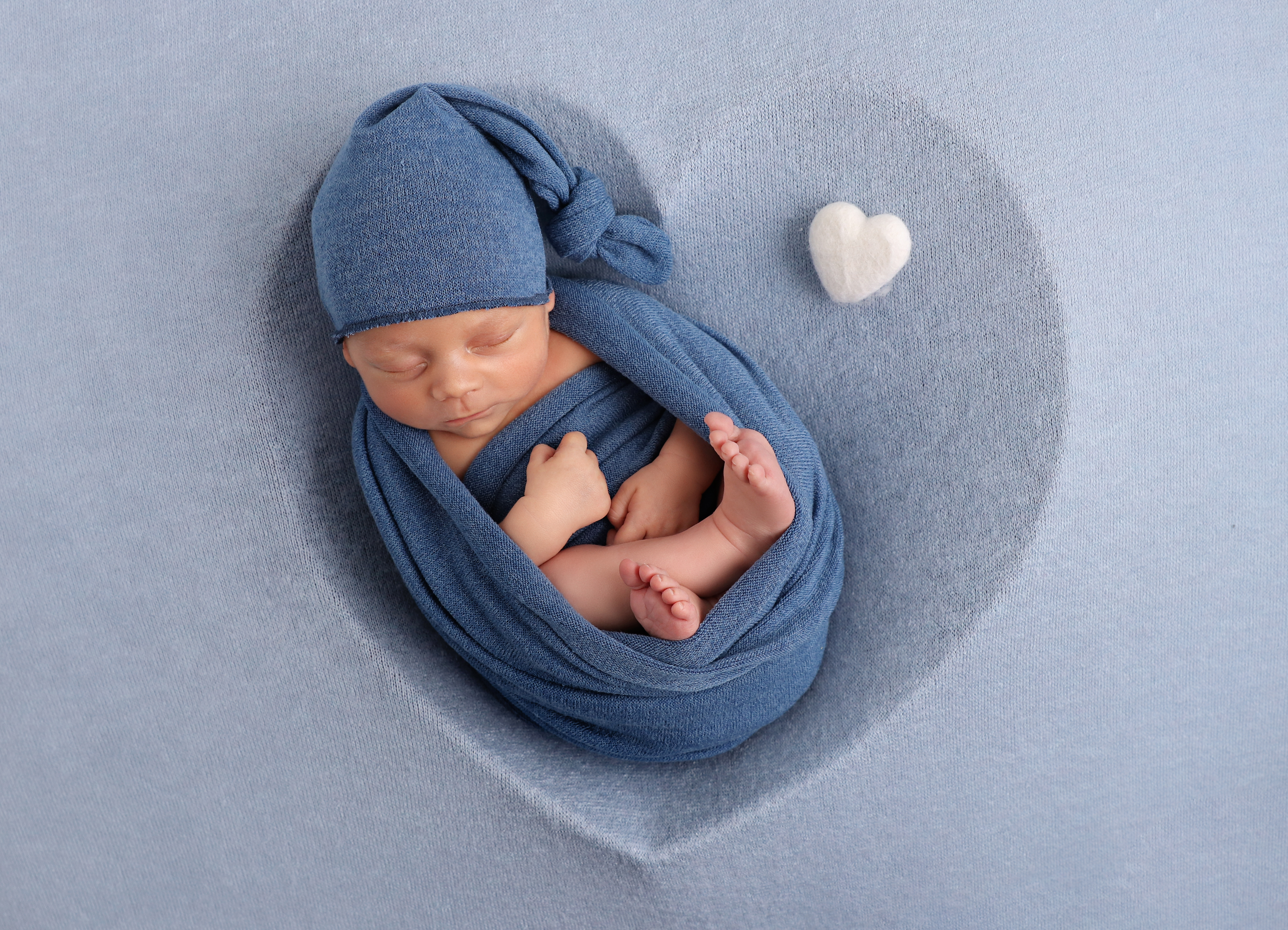 Herziges Neugeborenes in blau, bei Sasy Photography