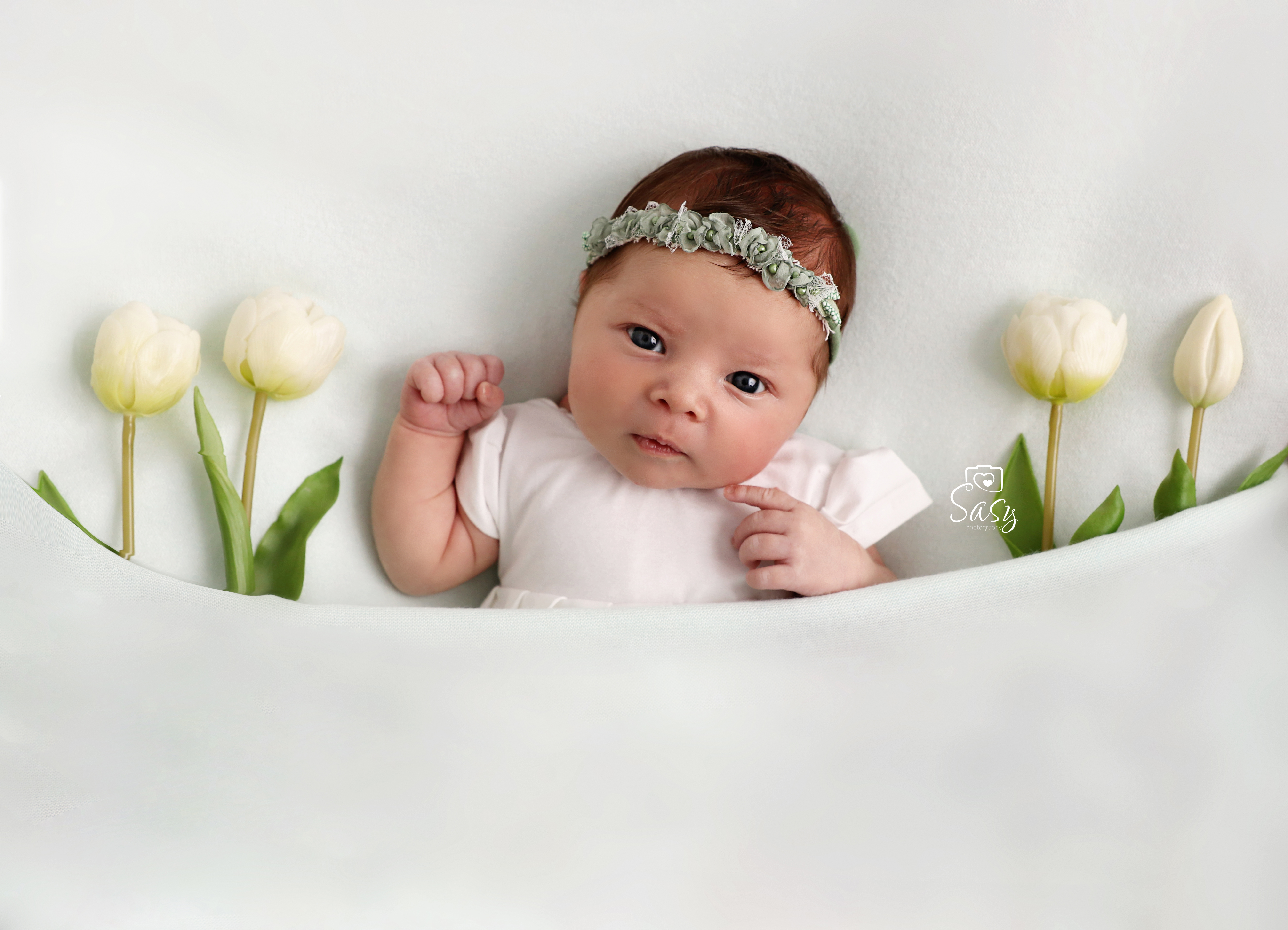 Große Augen, umrandet mit Blumen, bei Sasy Photography