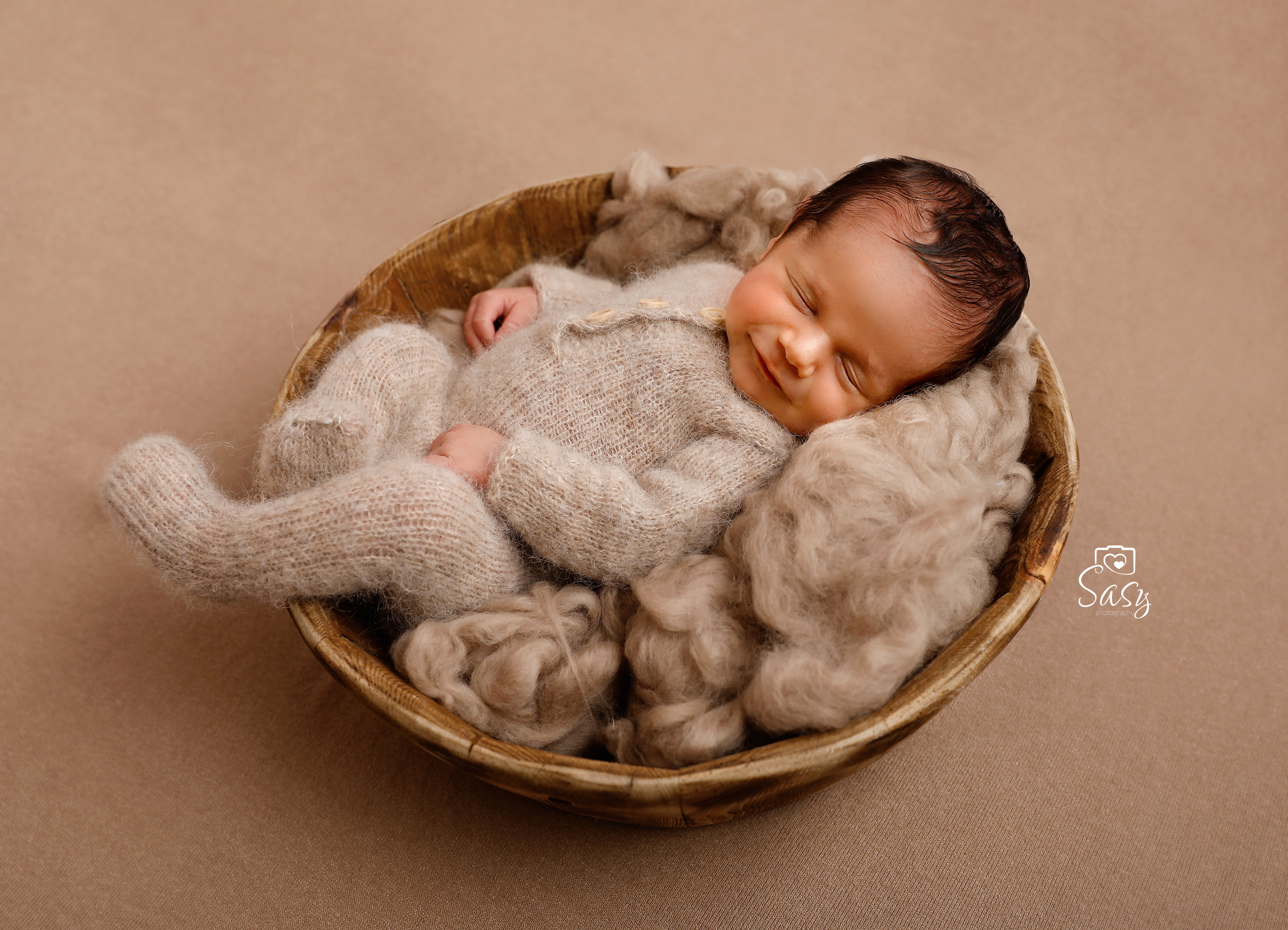 Neugeborenes und schläfrig, bei Sasy Photography